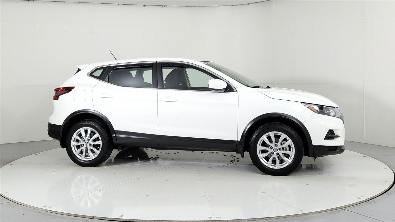 2022 Nissan Rogue Sport S photo 2