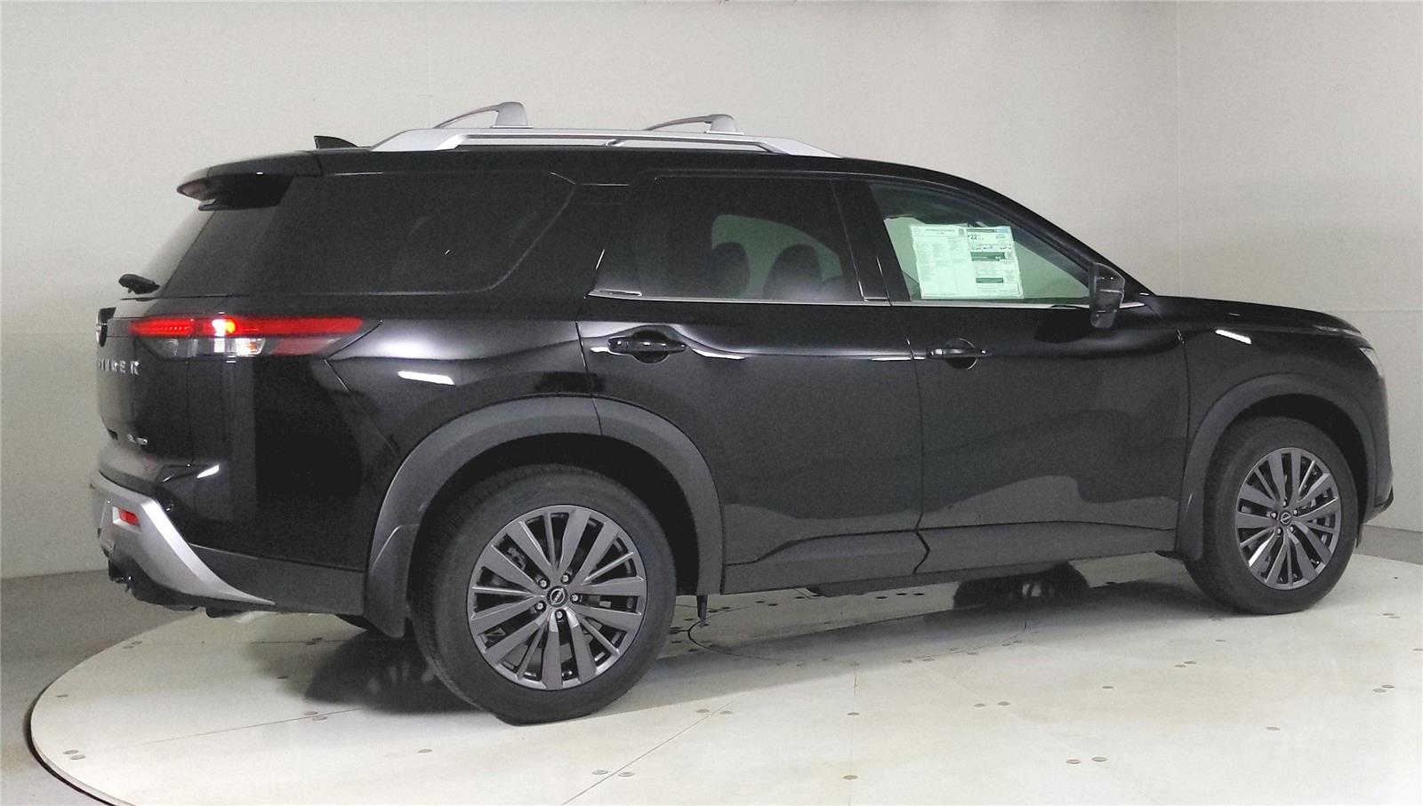 2023 Nissan Pathfinder SL photo 3