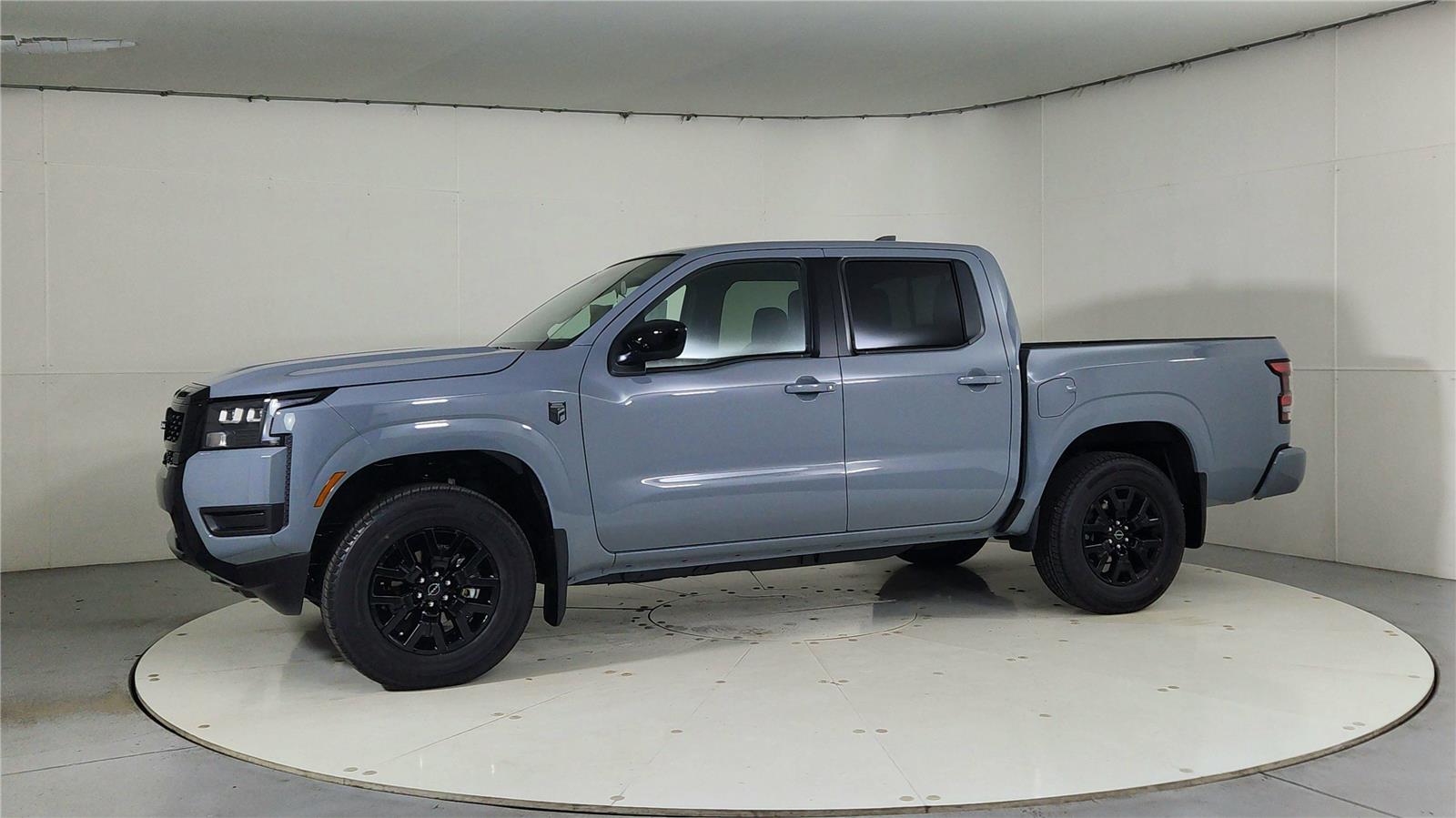2026 Nissan Frontier photo 3