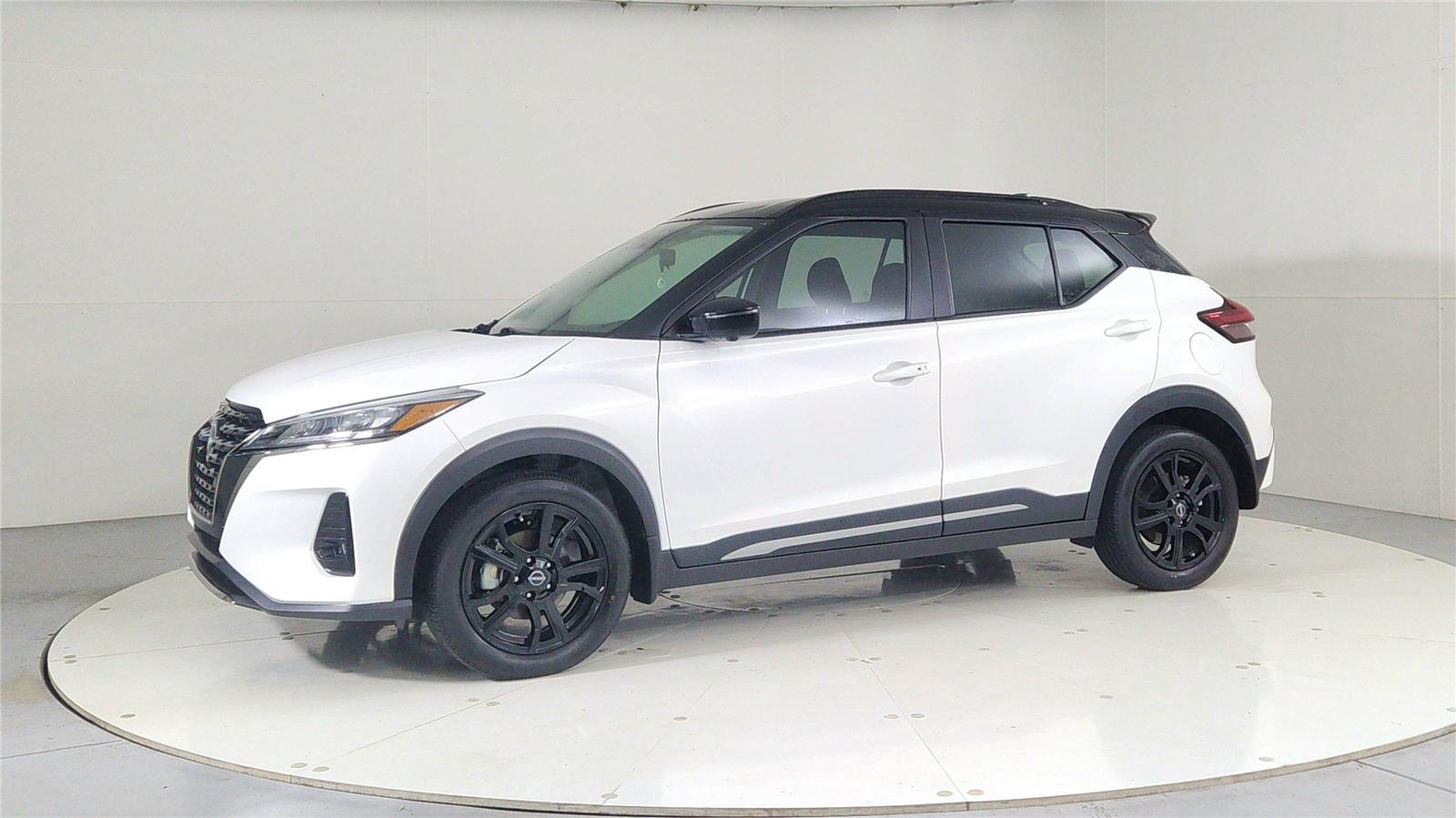 2024 Nissan Kicks SR photo 3