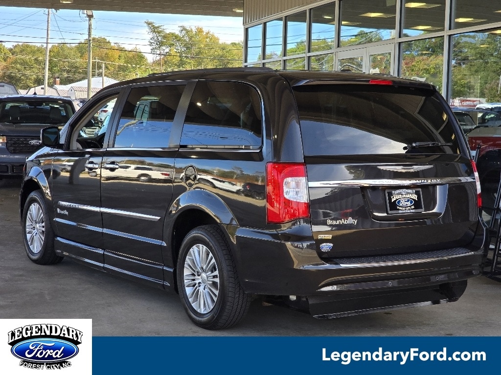 Used 2015 Chrysler Town & Country Touring-L Minivan/Van