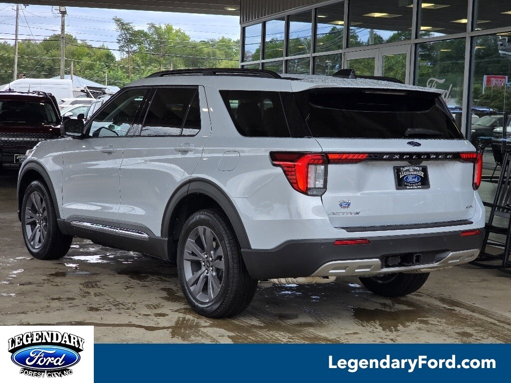 2025 Ford Explorer photo 2