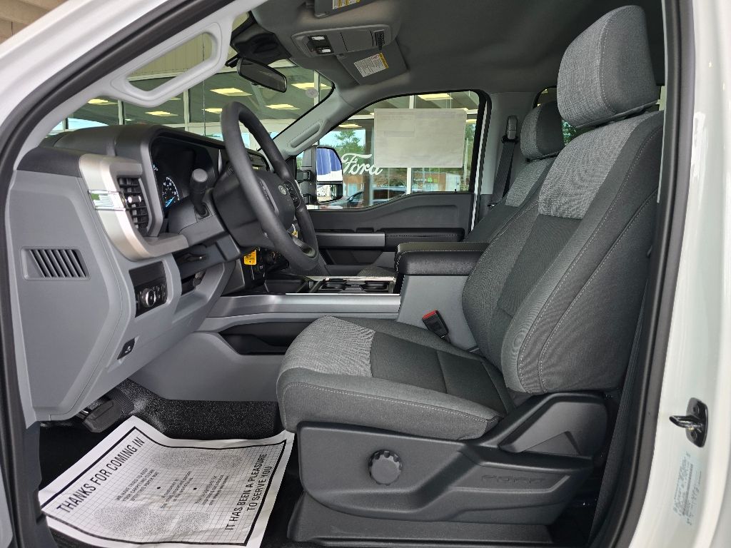 2025 Ford F-450 Super Duty Chassis Cab XLT - Photo 7