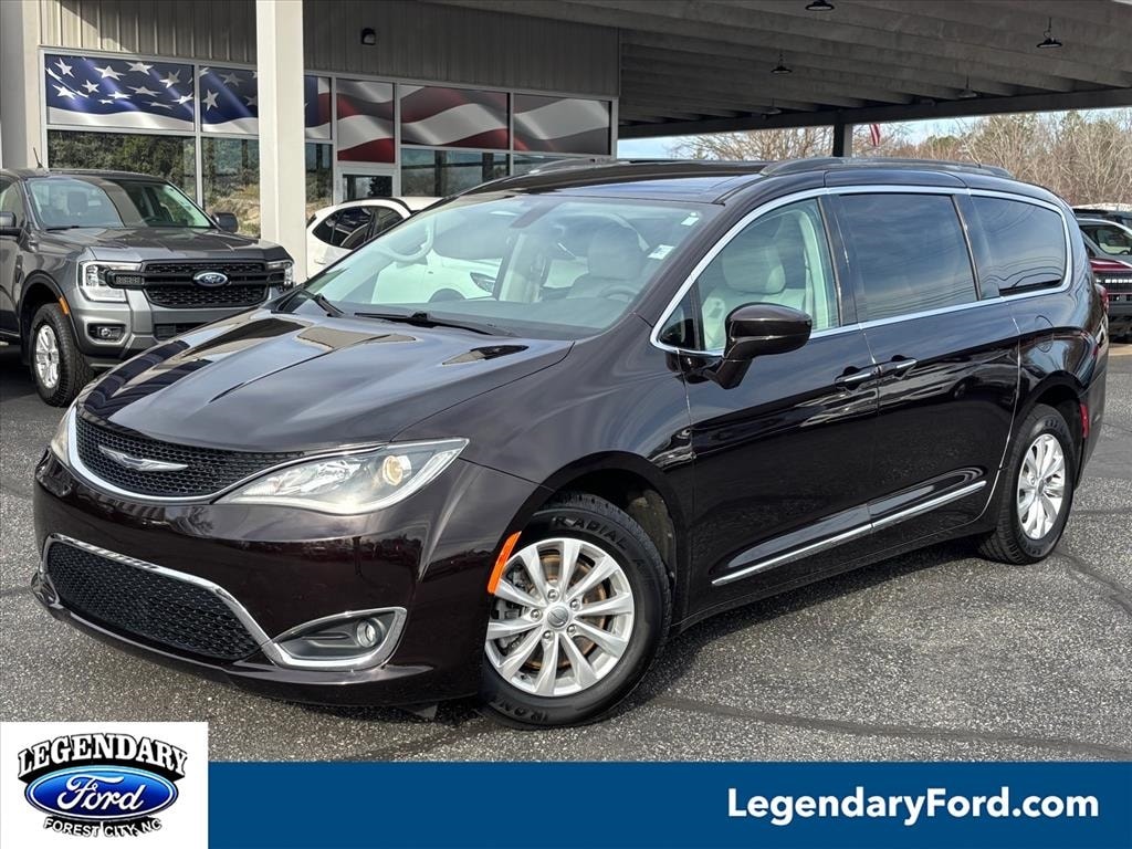 2017 Chrysler Pacifica Touring-L's photo