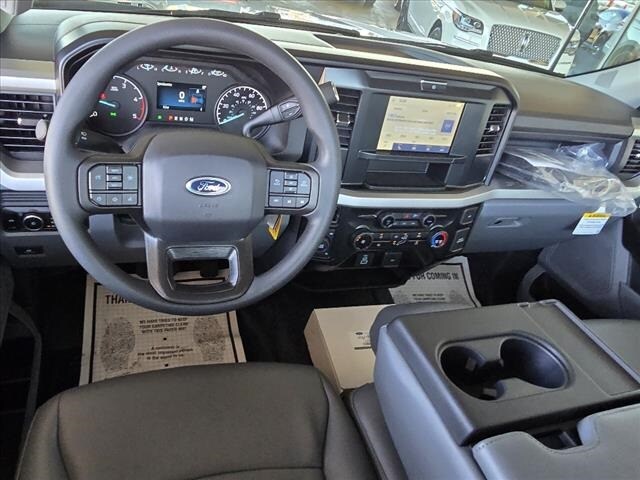 2025 Ford F-600 photo 3