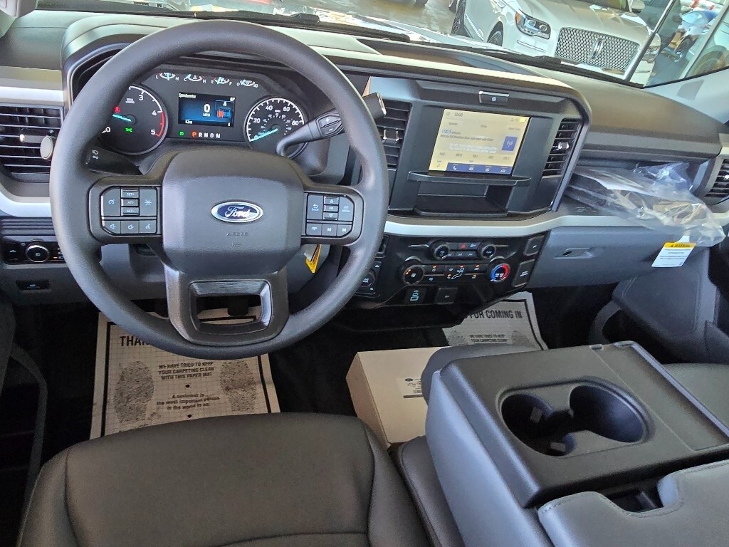 2025 Ford F-600 photo 3