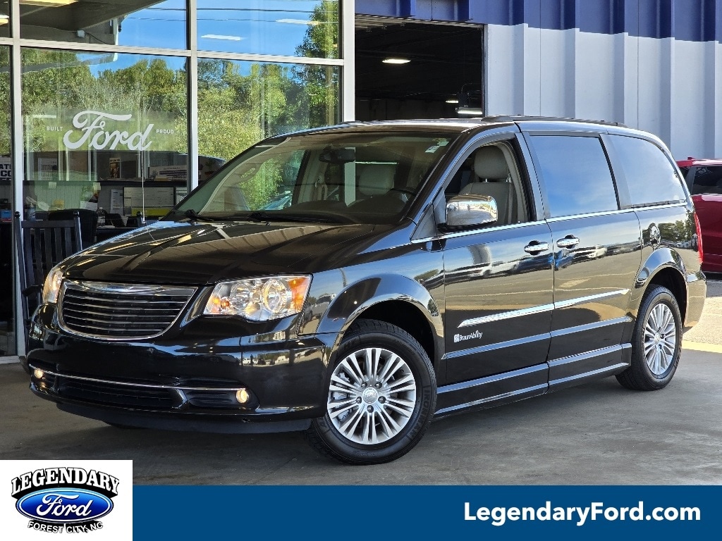 2015 Chrysler Town & Country Touring-L's photo