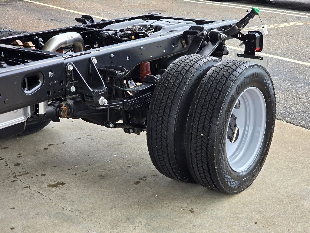 2025 Ford F-450 Super Duty Chassis Cab XLT - Photo 25