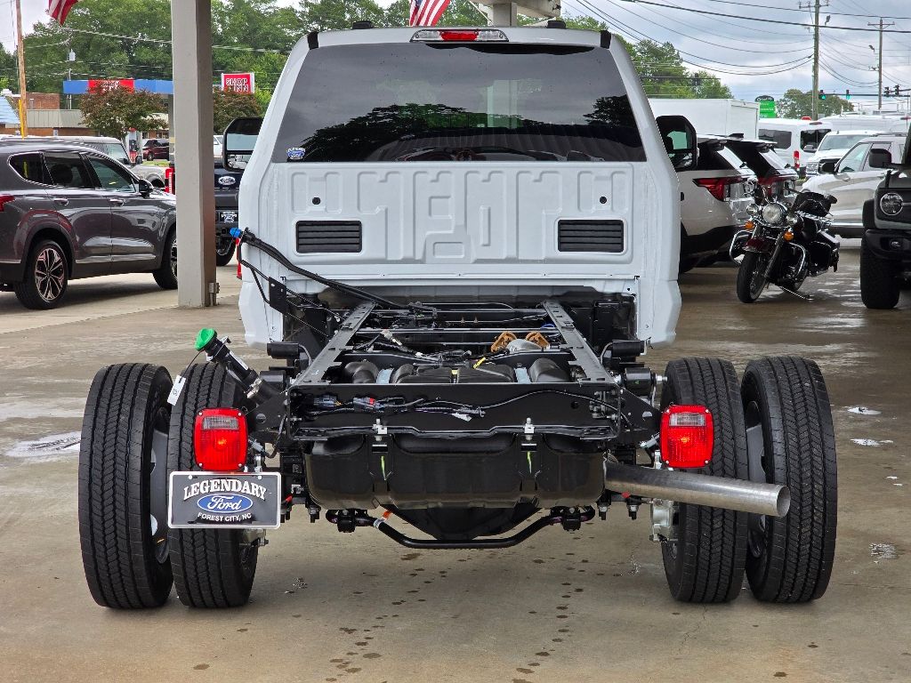 2025 Ford F-450 Super Duty Chassis Cab XLT - Photo 24