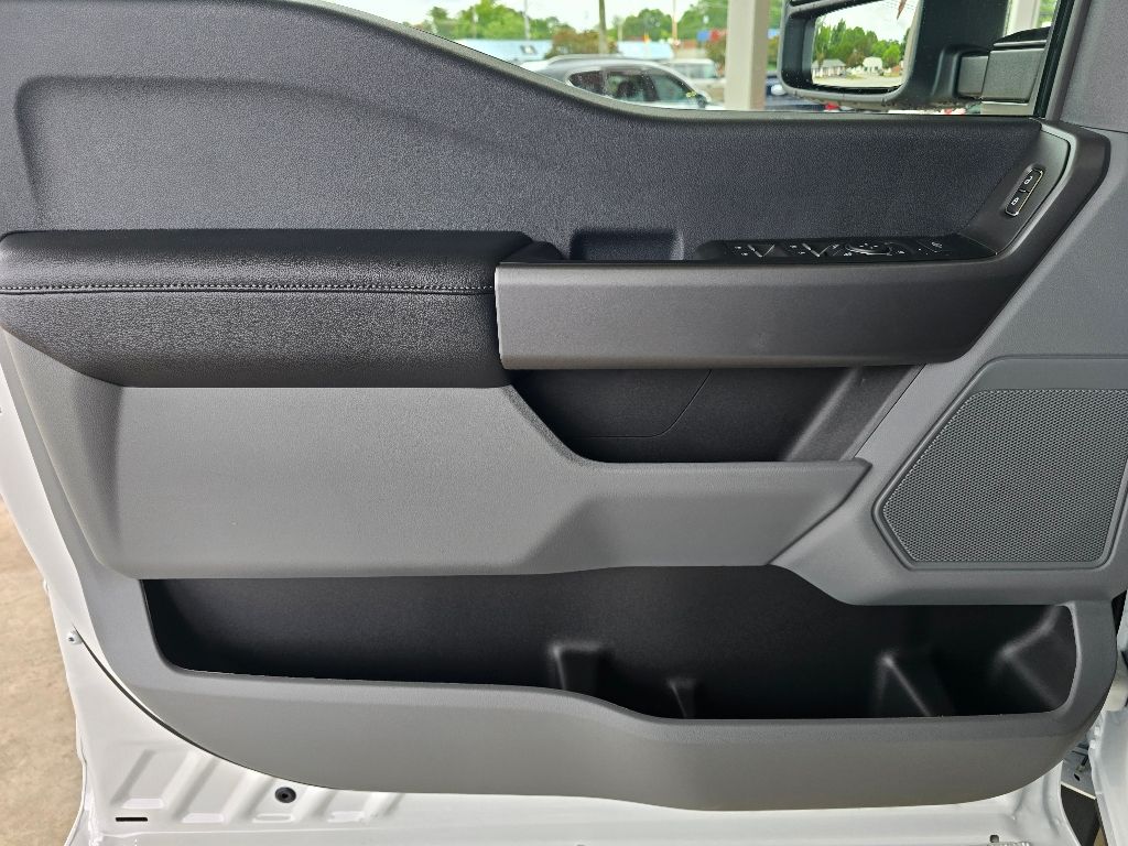 2025 Ford F-450 Super Duty Chassis Cab XLT - Photo 6