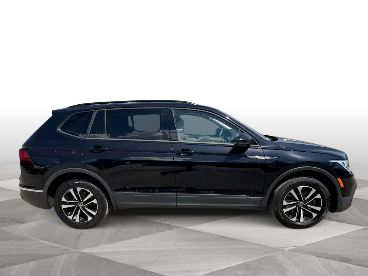 Thumbnail: 2023 Volkswagen Tiguan - 9
