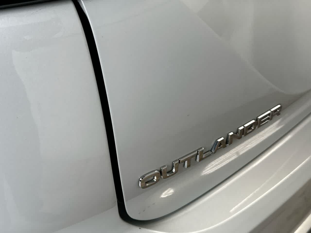 Thumbnail: 2025 Mitsubishi Outlander - 10