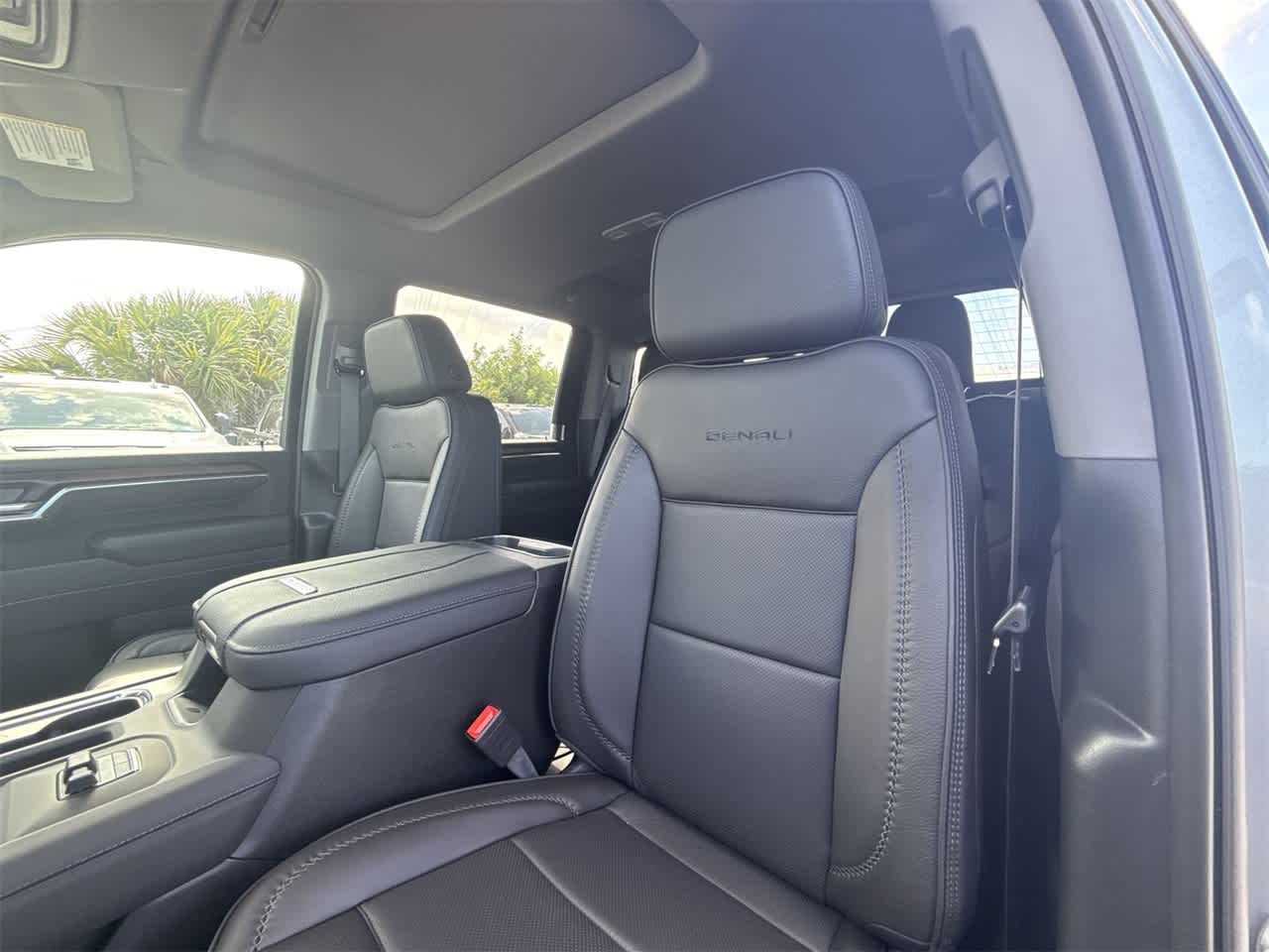 Thumbnail: 2025 GMC Sierra 2500 - 14