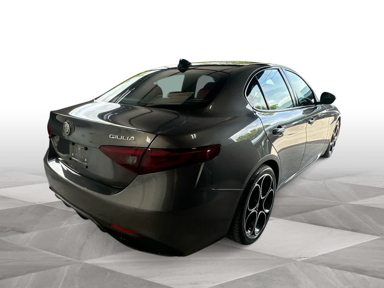 Thumbnail: 2022 Alfa Romeo Giulia - 8