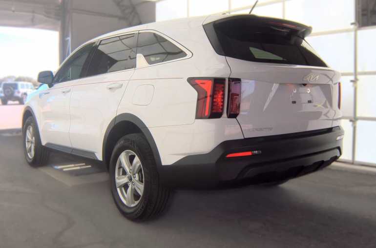 Thumbnail: 2023 Kia Sorento - 4