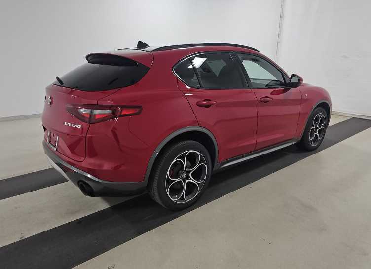 Thumbnail: 2023 Alfa Romeo Stelvio - 3