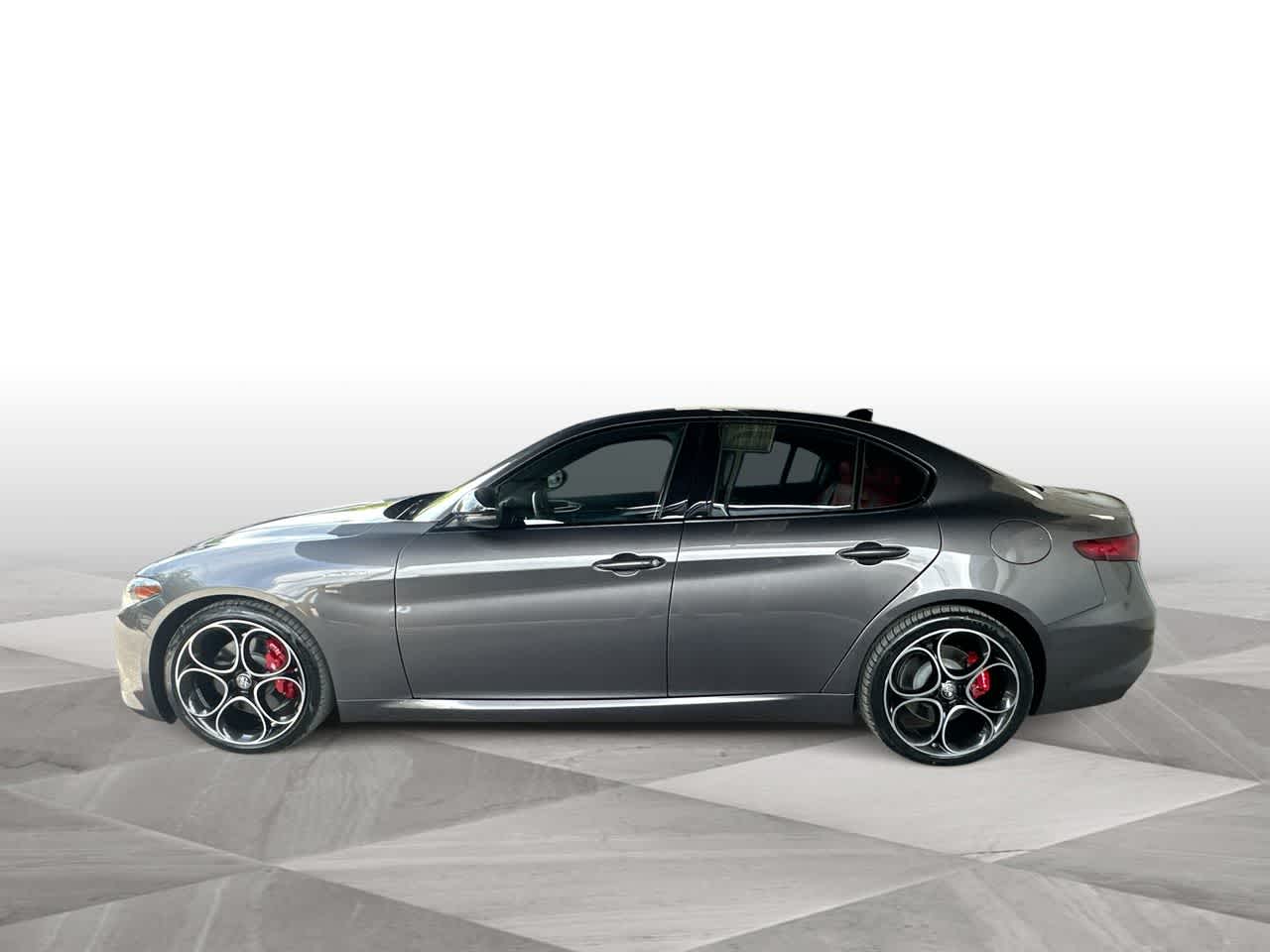 Thumbnail: 2022 Alfa Romeo Giulia - 5