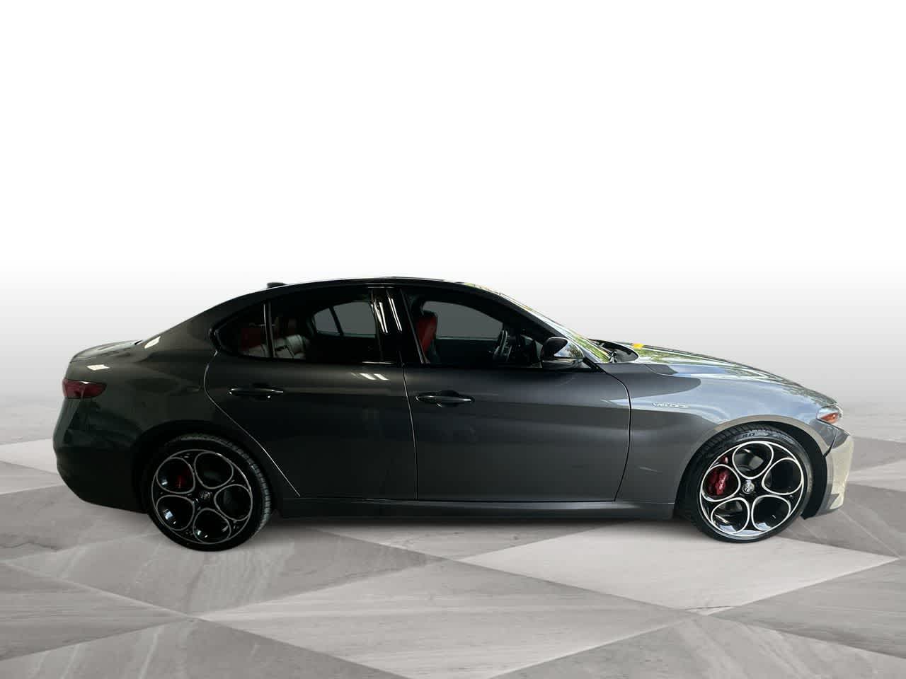 Thumbnail: 2022 Alfa Romeo Giulia - 9