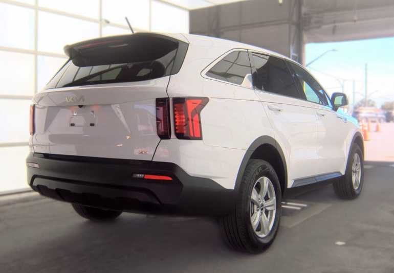 Thumbnail: 2023 Kia Sorento - 3