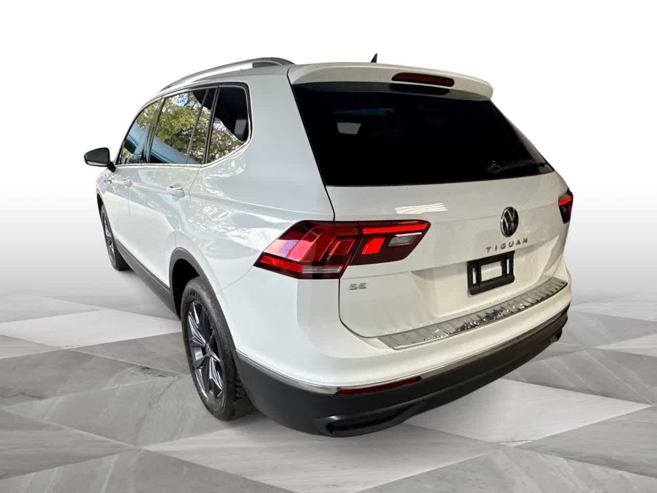 Thumbnail: 2023 Volkswagen Tiguan - 6