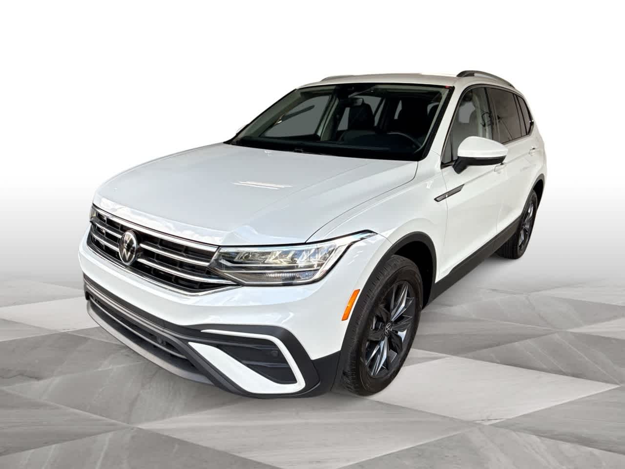 Thumbnail: 2023 Volkswagen Tiguan - 4