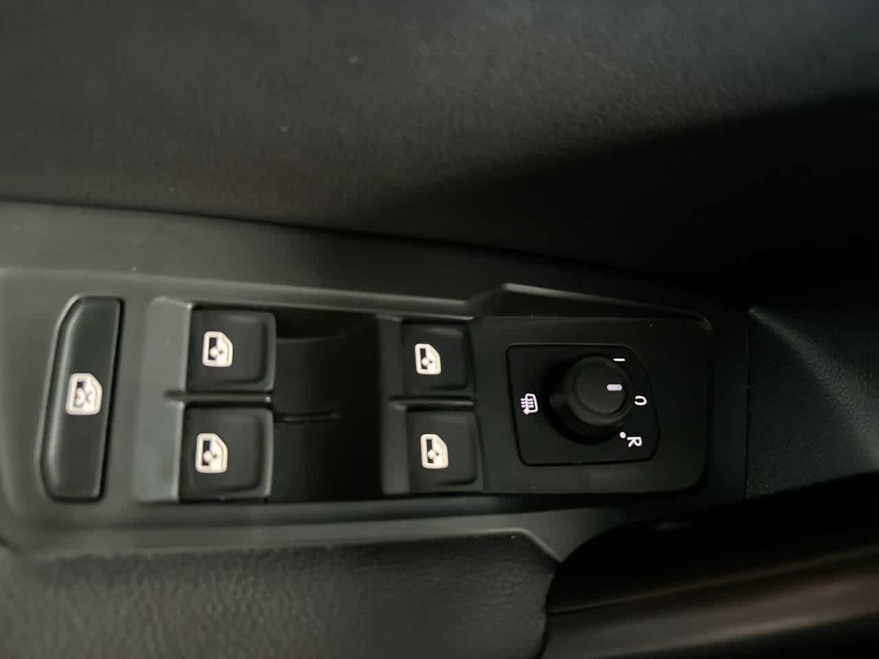 Thumbnail: 2023 Volkswagen Tiguan - 17