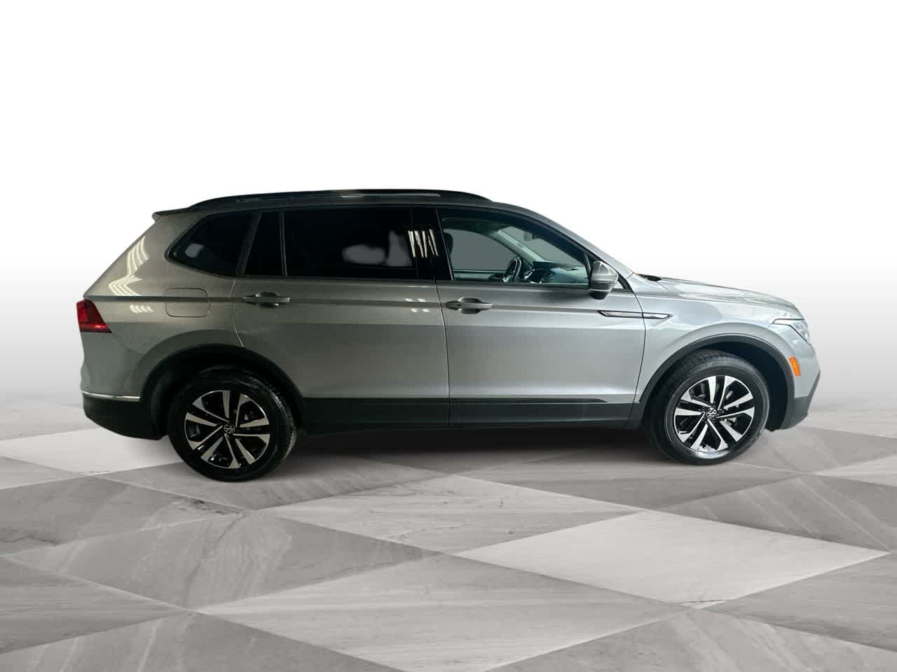 Thumbnail: 2023 Volkswagen Tiguan - 9