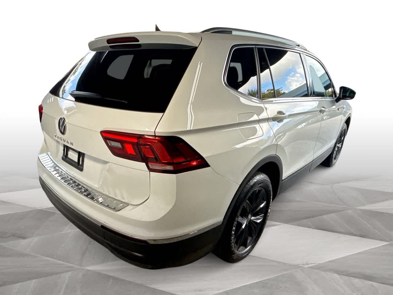 Thumbnail: 2023 Volkswagen Tiguan - 8