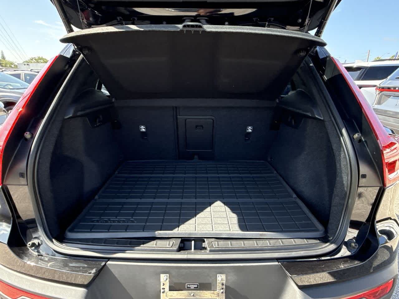Thumbnail: 2024 Volvo XC40 - 25