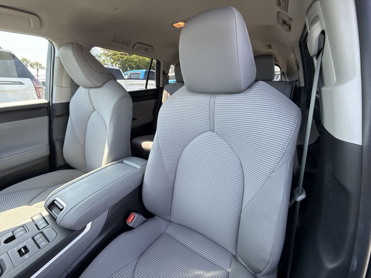2022 Toyota Highlander LE 14