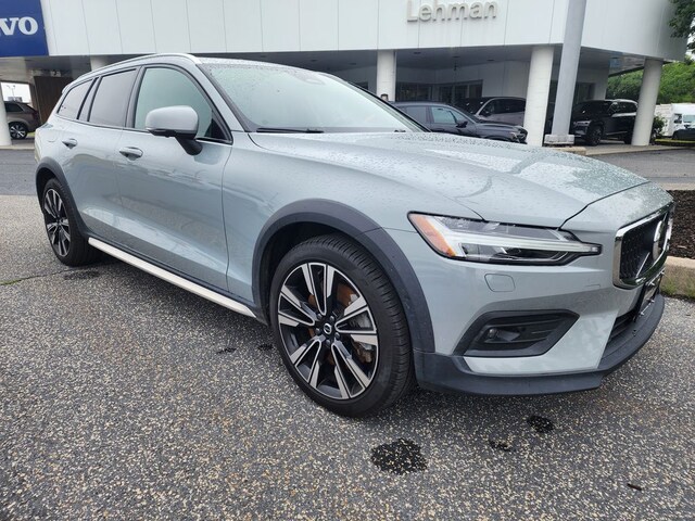2025 Volvo V60 Cross Country B5 Ultra Wagon