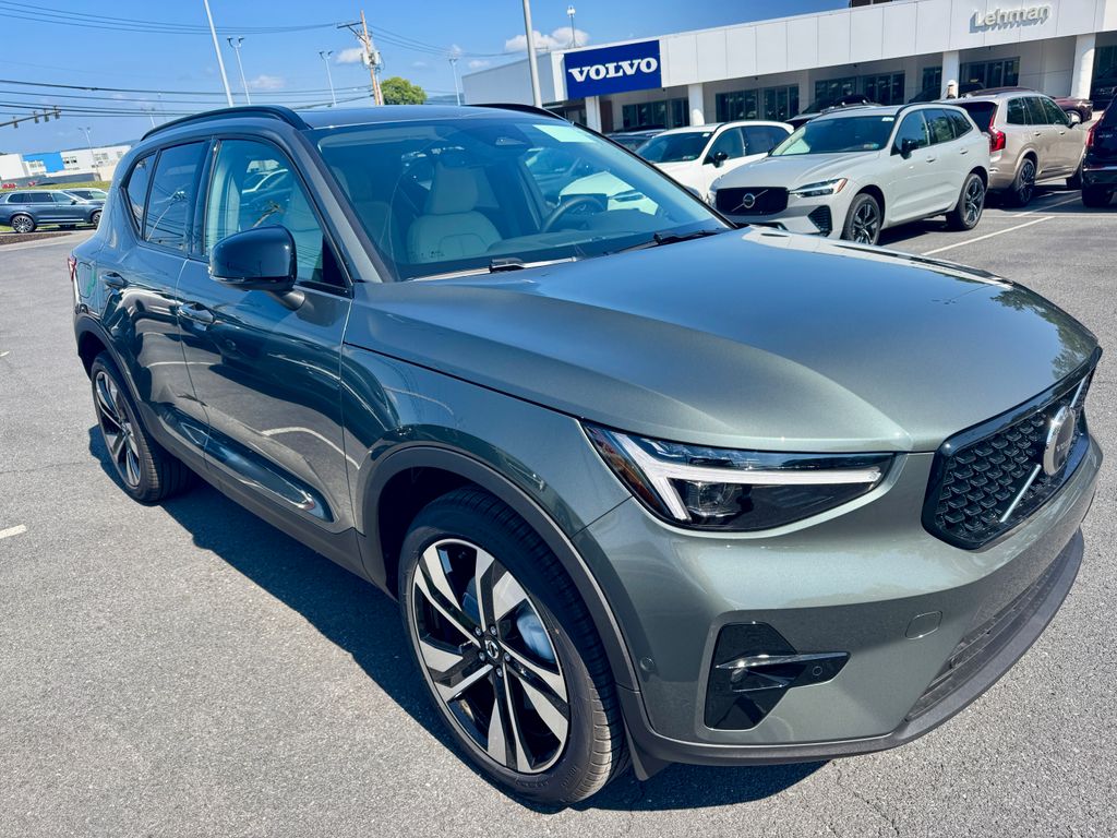 2026 Volvo XC40 SUV 