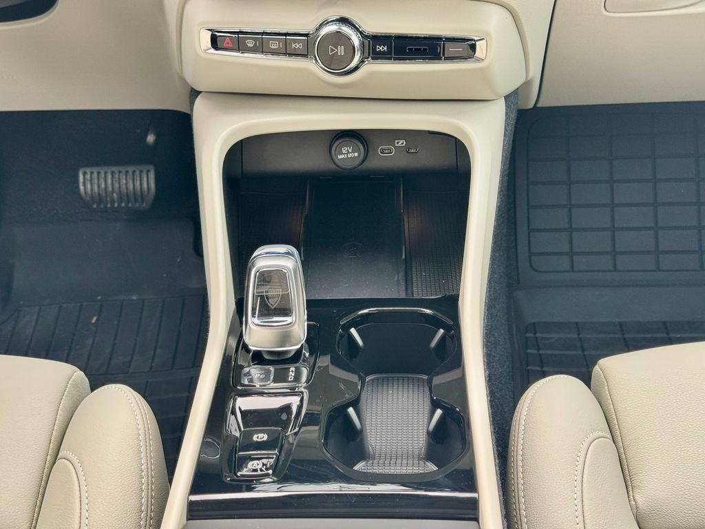 2026 Volvo XC40 Plus - Photo 13
