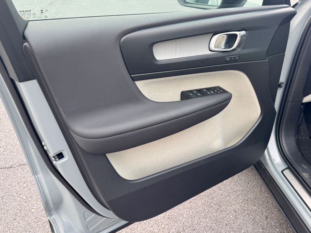 2026 Volvo XC40 Plus - Photo 11
