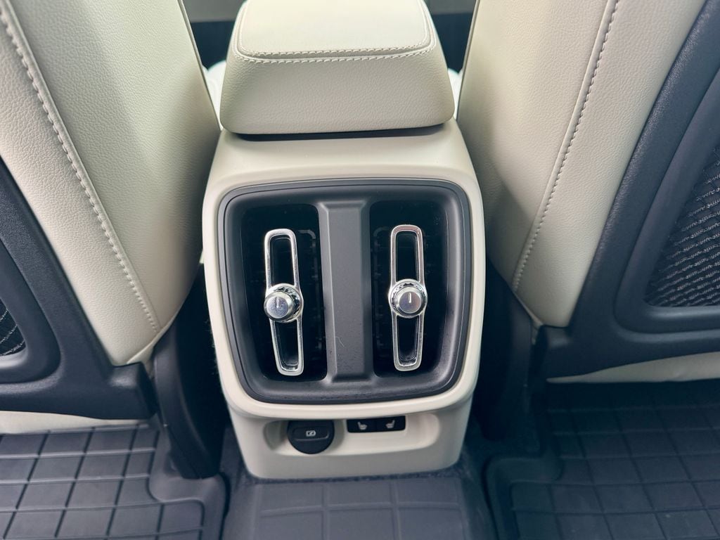 2026 Volvo XC40 Plus - Photo 9
