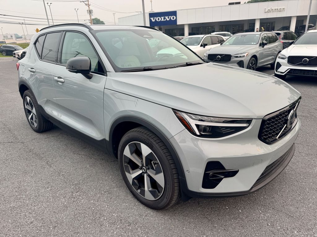 2026 Volvo XC40 SUV 