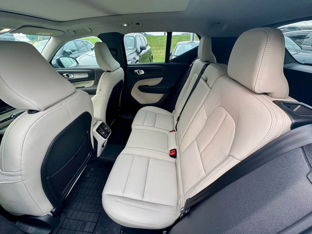 2026 Volvo XC40 Plus - Photo 8