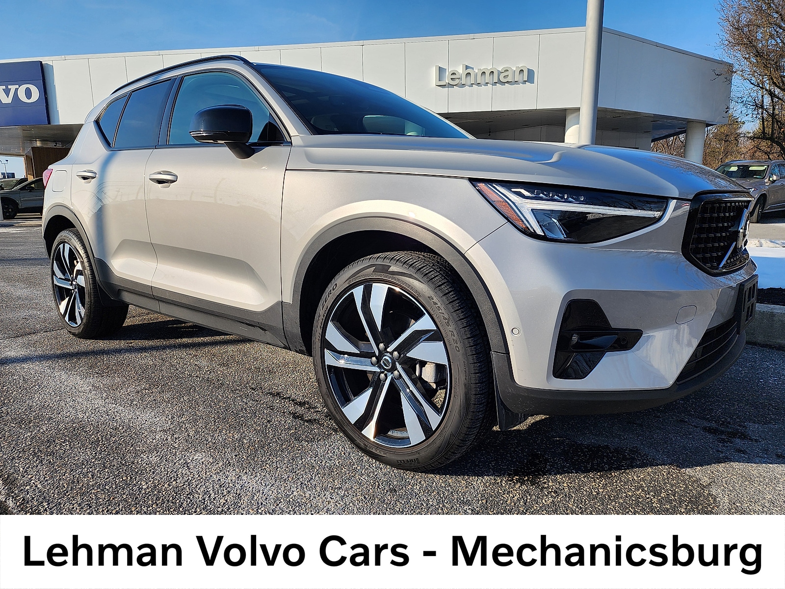 2024 Volvo XC40 B5 AWD Plus Dark Theme 