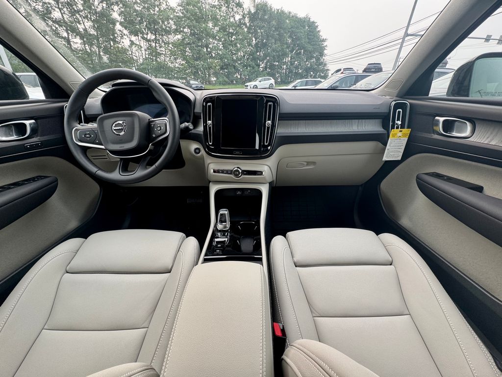 2026 Volvo XC40 Plus - Photo 10