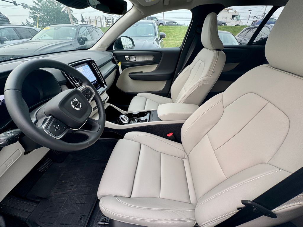 2026 Volvo XC40 Plus - Photo 12