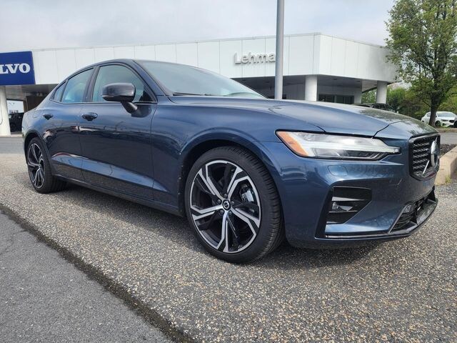 2024 Volvo S60 B5 Core Dark Theme Sedan