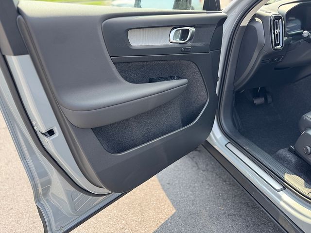 2026 Volvo XC40 Plus - Photo 8