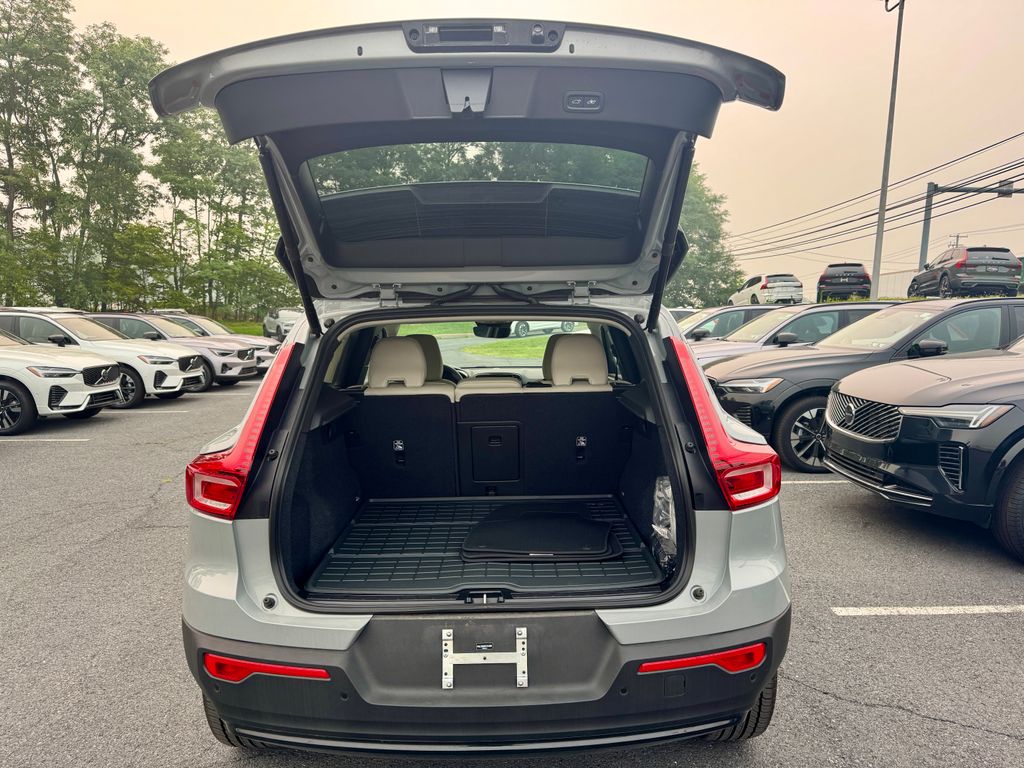 2026 Volvo XC40 Plus - Photo 7