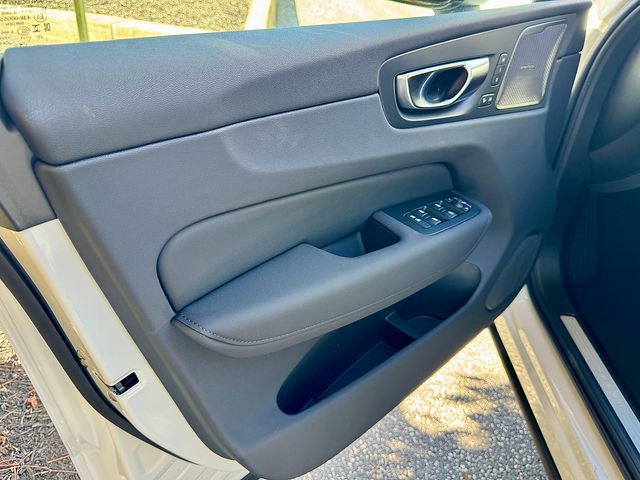 2026 Volvo XC60 Plus - Photo 11