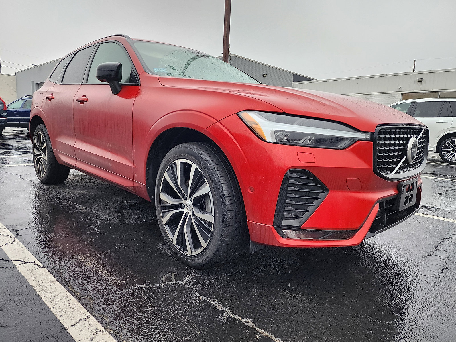 2023 Volvo XC60 B5 AWD Plus Dark Theme 