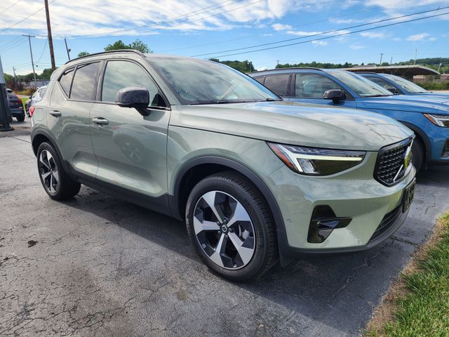 2025 Volvo XC40 SUV 