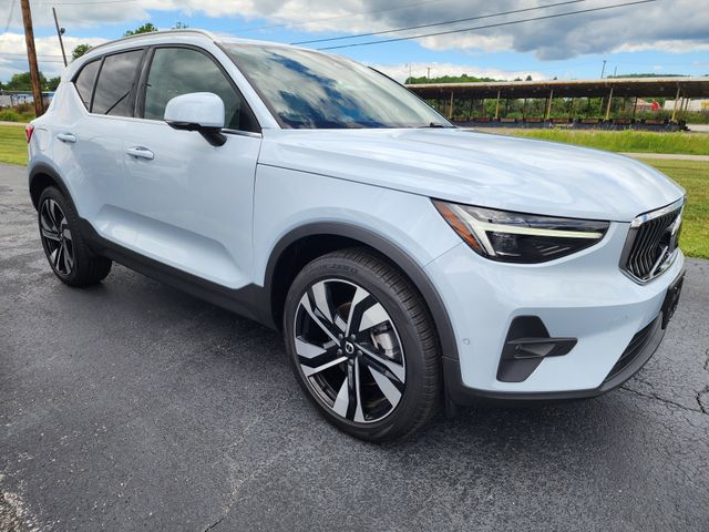 2025 Volvo XC40 SUV 