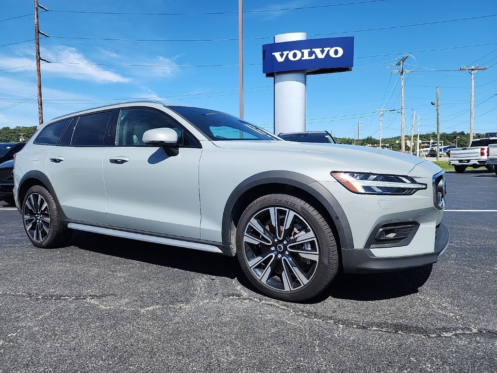 2025 Volvo V60 Cross Country Wagon 