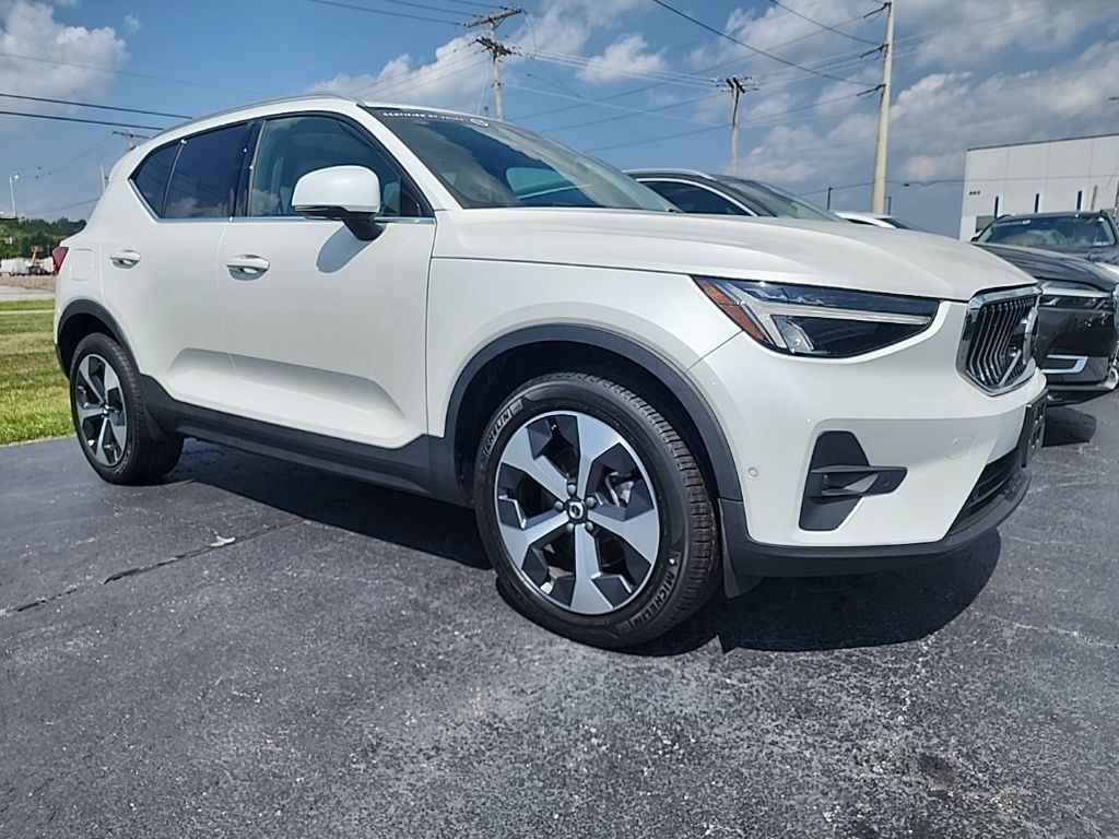 2023 Volvo XC40 SUV 
