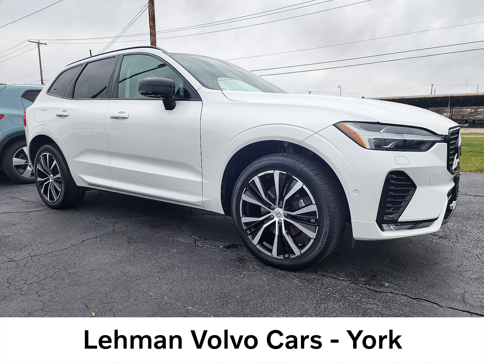 2023 Volvo XC60 B5 AWD Plus Dark Theme 